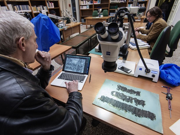  David Blank, professor da Universidade da Califrnia, usa seu laptop para estudar um papiro antigo da Biblioteca Nacional de Npoles (Foto: AP Photo/Salvatore Laporta)