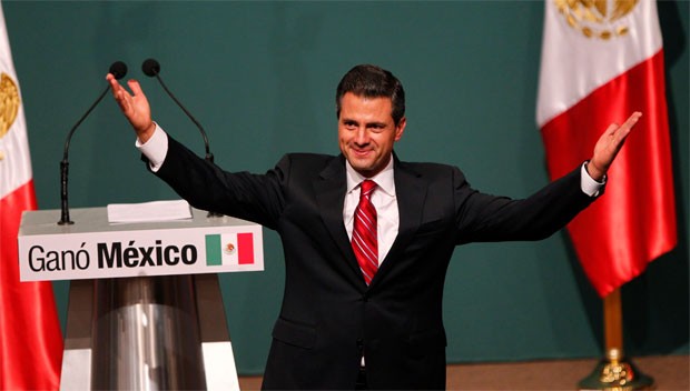 Candidato Enrique Pena Nieto acena para os apoiadores após aparecer em 1º lugar nas contagens prévias de votos neste domingo (2) (Foto: Reuters)