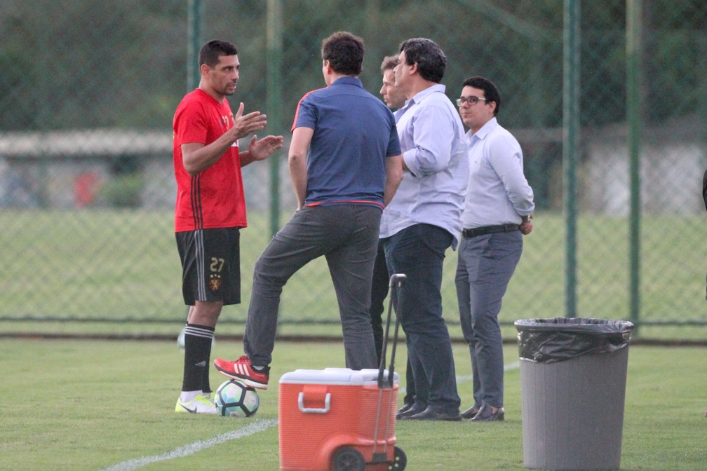 Diego Souza conversa com diretoria do Sport no treino desta quarta-feira (Foto: Marlon Costa / Pernambuco Press)