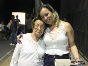 Aos 88 anos, Joana Lopes e a neta Louise Costa conheceram os ídolos (Foto: Jamile Alves/G1 AM)