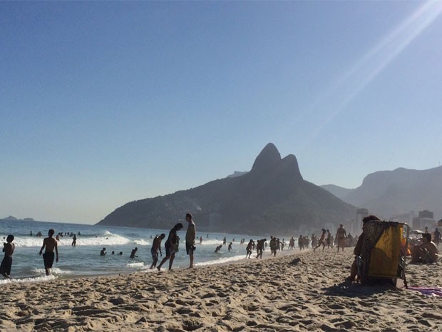 Praia de Ipanema na tarde desta quinta-feira (Foto: Gabriel Barreira / G1)