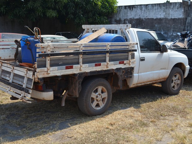 Dinheiro estava armazenado no fundo falso da caminhonete, que está apreendida na PF (Foto: Adonias Silva/G1) Dinheiro estava armazenado no fundo falso da caminhonete, que está apreendida na PF (Foto: Adonias Silva/G1)
