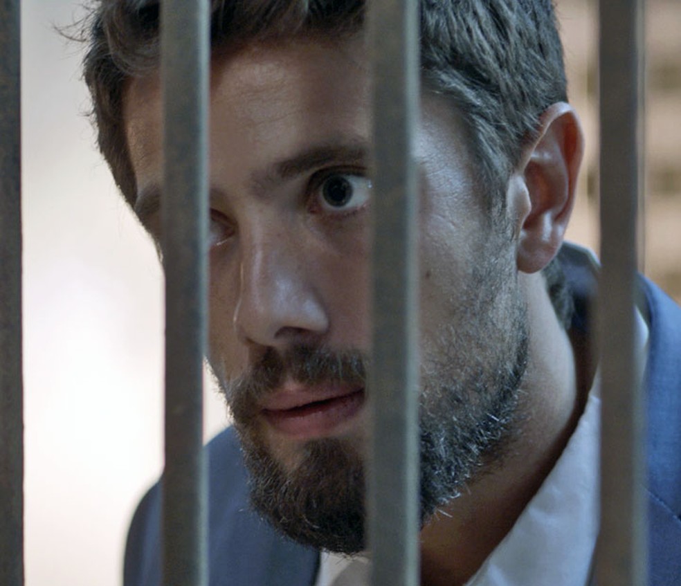 Louco, César vai atrás de Alice até quando ela está atrás das grades (Foto: TV Globo)