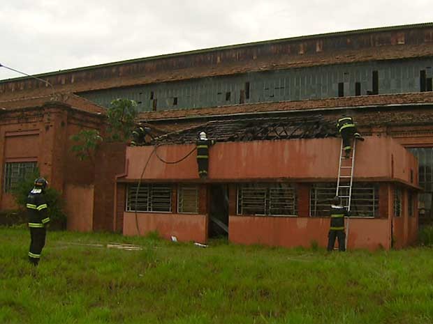 Incêndio em antigo galpão da Fepasa em Campinas é controlado (Foto: Reprodução EPTV)
