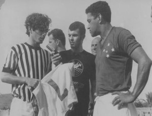 Garrincha entrega a Luizinho uma réplica da camisa da seleção (Foto: Arquivo Pessoal)