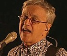 Caetano Veloso canta em evento com Dilma (Reprodução/NBR)