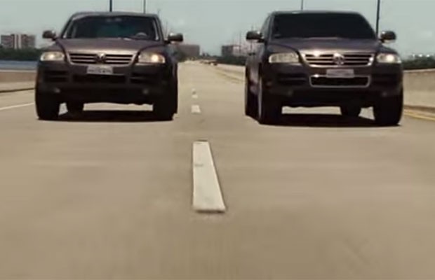 Volkswagen Touareg dirigido por policiais brasileiros no 5º filme (Foto: Reprodução/YouTube)