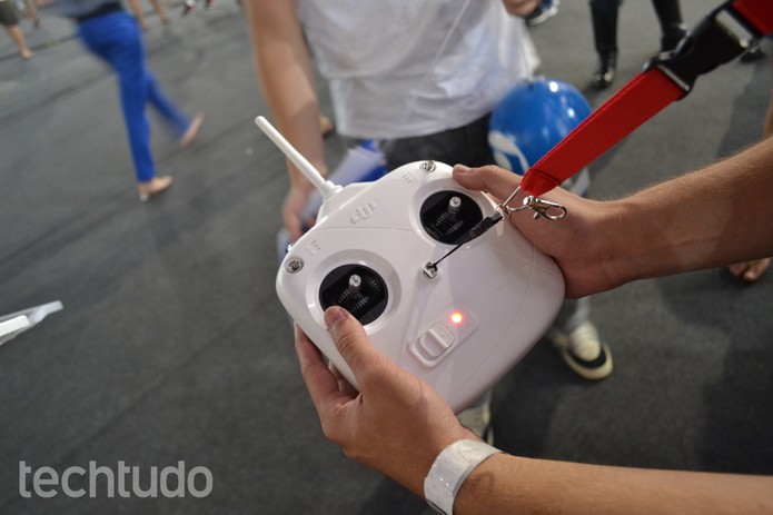 Controle do drone com comandos bem simples (Foto: TechTudo/Melissa Cruz) Controle do drone com comandos bem simples (Foto: TechTudo/Melissa Cruz)