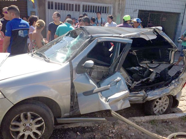 Carro ficou destruído após acidente com locomotiva (Foto: Emmily Virgílio/Inter TV Cabugi)