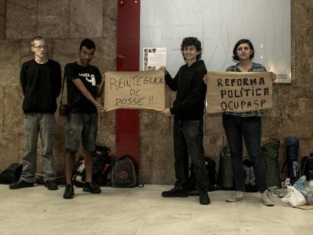  Integrantes do Movimento Ocupa SP tenta acampar dentro da Assembleia Legislativa da cidade de São Paulo (SP), nesta segunda-feira (12). A permanência do grupo no interior do prédio (composto por 7 pessoas) será concedida caso fiquem no interior da sala da liderança do Partido dos Trabalhadores (PT) (Foto: Taba Benedicto/Futura Press/Estadão Conteúdo)