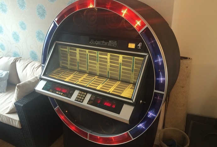 Jukebox, sonho antigo de consumo, também foi comprada com dinheiro da aposta (Foto: Ivan Raupp)