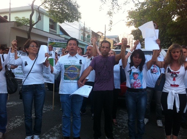 Manifestantes protestam contra violência e pedem diminuição de idade penal. (Foto: Elaine Almeida)