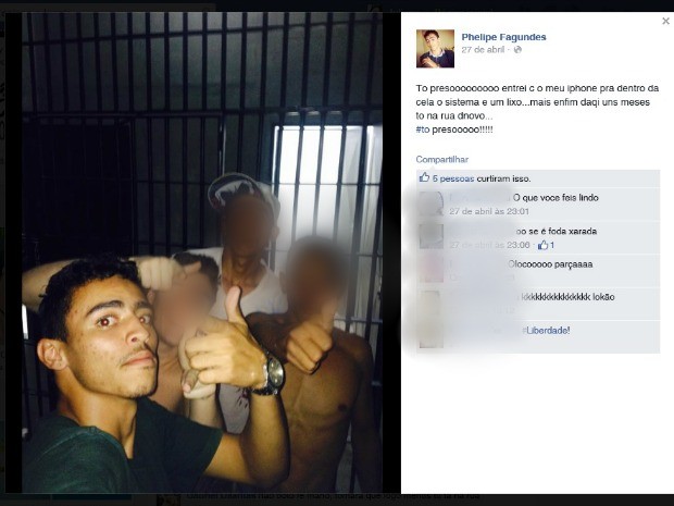 No dia da sessão de fotos, tinha outros três detentos na cela (Foto: Reprodução Facebook)