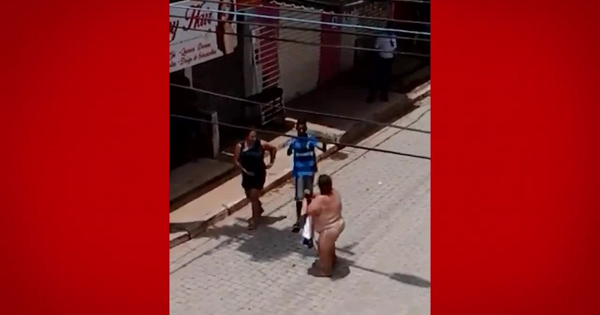 G1 - Vídeo: mulher passa quatro horas andando nua em rua do DF ...