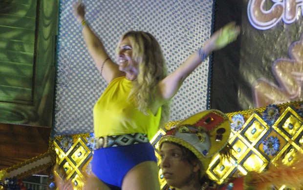 Marcia Brito, ex-mulher de Nizo Neto, em desfile da Paraiso do Tuiuti (Foto: Léo Martinez/EGO)