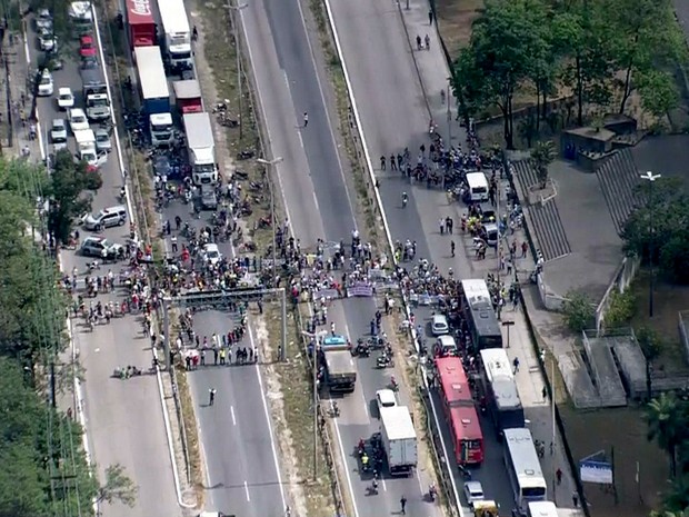 Trânsito ficou travado na BR-101, na Zona Oeste do Recife (Foto: TV Globo/Reprodução) Trânsito ficou travado na BR-101, na Zona Oeste do Recife (Foto: TV Globo/Reprodução)