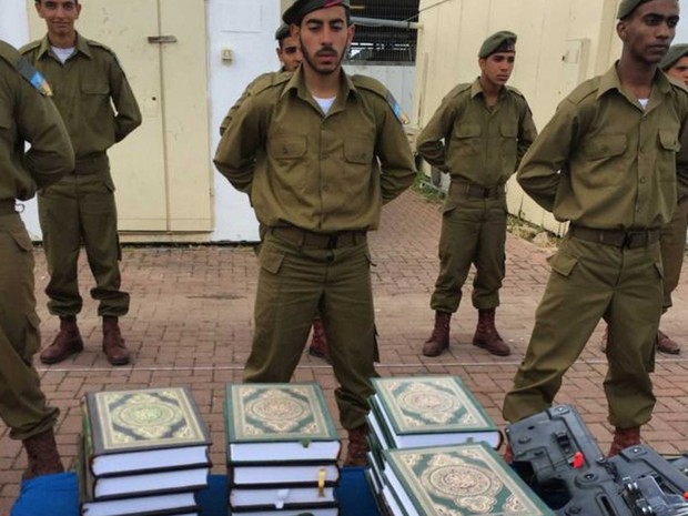 Recrutas da Gadsar fazem juramento de lealdade a Israel sobre o Alcorão, o livro sagrado dos muçulmanos (Foto: BBC) Recrutas da Gadsar fazem juramento de lealdade a Israel sobre o Alcorão, o livro sagrado dos muçulmanos (Foto: BBC)