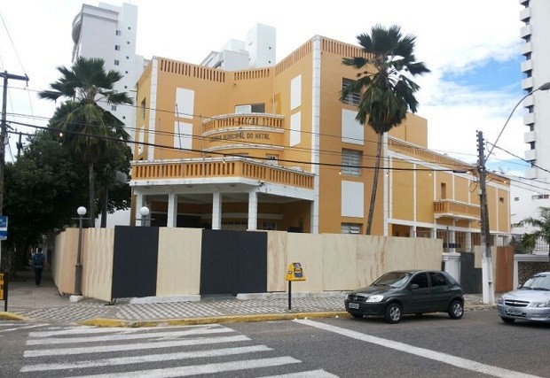 Câmara Municipal de Natal amanheceu cercada de tapumes (Foto: Luiz Alberto Fonseca/G1)