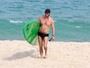 Marcelo Serrado pratica stand up paddle na praia de Ipanema