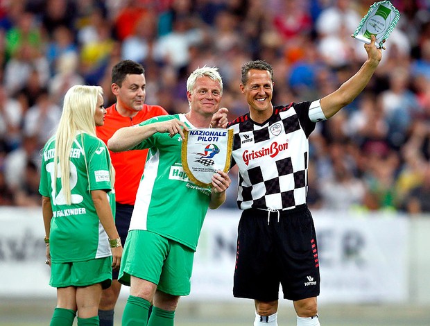 Schumacher participa de partida de caridade na Alemanha (Foto: Reuters)