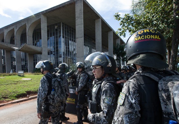 Soldados da Força Nacional foram convocados para garantir a segurança na Esplanada dos Ministérios em Brasília e cercaram o Congresso Nacional (Foto: Lula Marques/AGPT) Soldados da Força Nacional foram convocados para garantir a segurança na Esplanada dos Ministérios em Brasília e cercaram o Congresso Nacional (Foto: Lula Marques/AGPT)