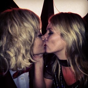 Rita Ora beija Kate Moss em festa em Londres, na Inglaterra (Foto: Grosby Group/ Agência)