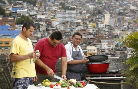 Quando não está gravando nem comandando os eventos dos restaurantes de Claude, Batista reúne a turma numa laje, na Rocinha Mônica Imbuzeiro