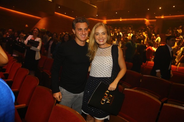 Luciano Huck e Angélica prestigiam Claudia Raia (Foto: Marcello Sá Barretto e Henrique Oliveira/ AgNews)