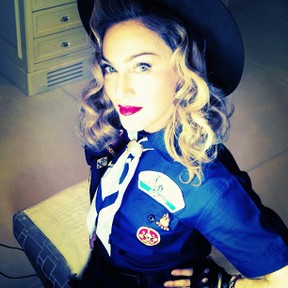 Madonna posa de escoteira em bastidores de premiação (Foto: Reprodução/Instagram)