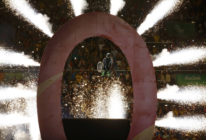 Aaron Wheelz voa na cerimônia de abertura da paralimpíada (Foto: Reuters)