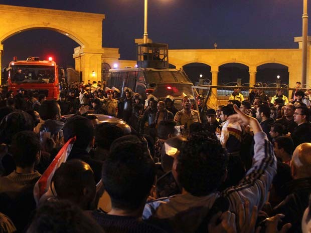 Torcedores discutem com policiais ao tentar entrar em estádio antes de os confrontos estouraram neste domingo (8) no Egito (Foto: REUTERS/Stringer )