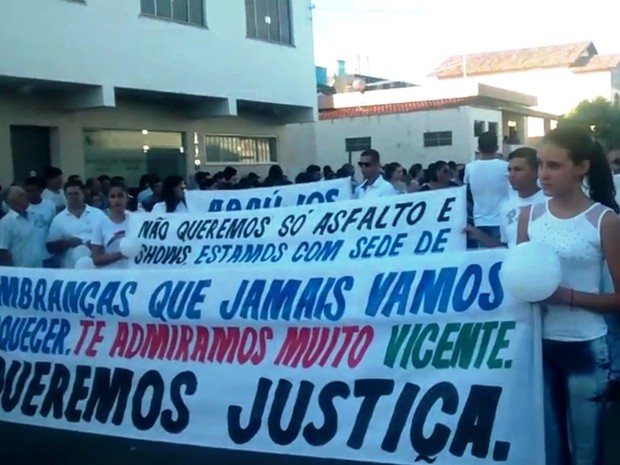 Manifestantes carregam faixa contra violência em morte de vereador em Araújos (Foto: Marcelo Lages/G1)
