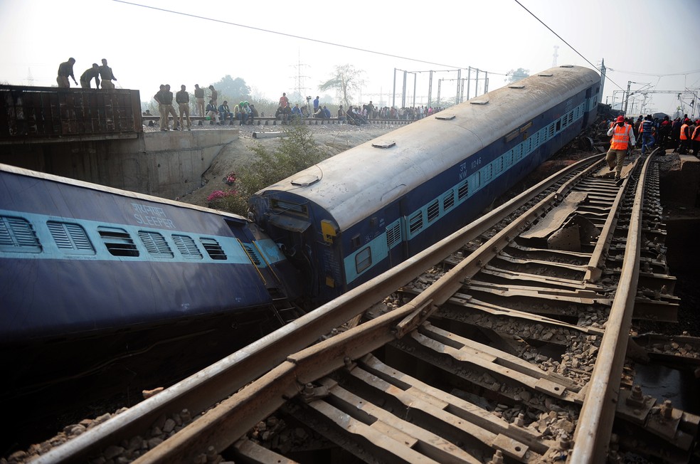 Acidente de trem ocorreu a cerca de 30 km de Kanpur nesta quarta-feira (28)  (Foto: SANJAY KANOJIA / AFP)