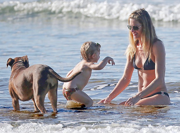 A top se divertiu com a caçula, Vivian, e o cachorro da família (Foto: Grosby Group)