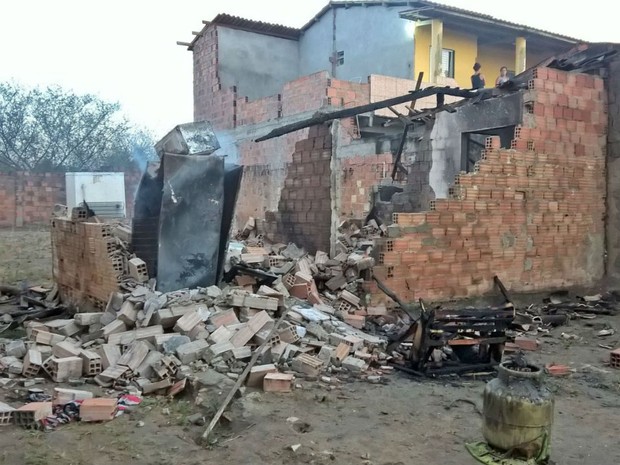 Incêndio atingiu residência na cidade de Feira de Santana, na Bahia (Foto: Ed Santos/Acorda Cidade)
