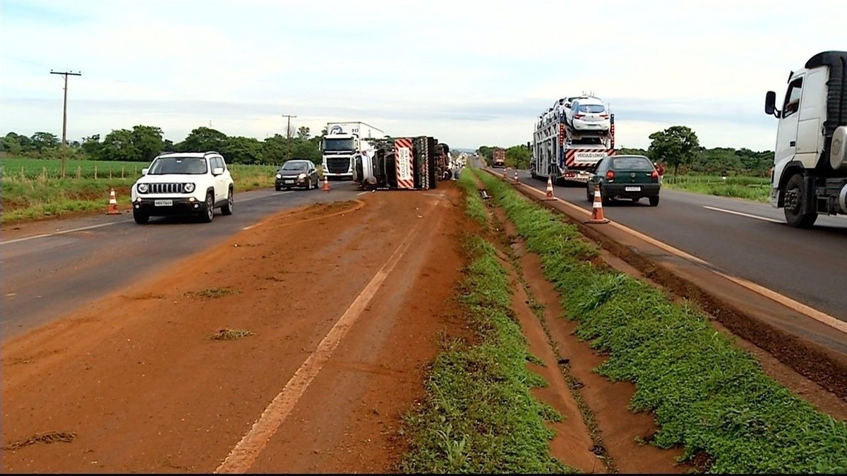 Caminhoneiro Morre Ap S Caminh O Cegonha Tombar Na Br Em Itumbiara