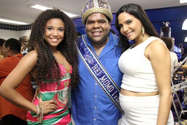 Shayene Cesario com o Rei Momo 2013 e Evelyn Bastos, rainha de bateria da Mangueira  (Foto: Daniel Pinheiro/R2/Divulgação)