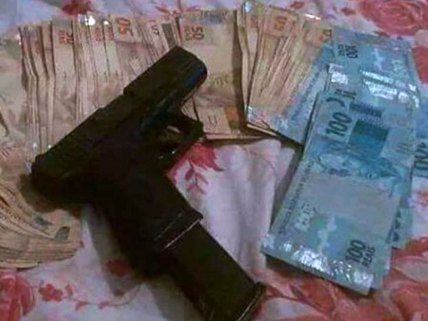 Fotos em rede social mostram armas e dinheiro (Foto: G1)