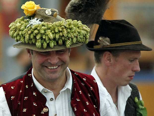 Os alemães se preparam para a abertura do ‘Oktoberfest’, o maior festival da cerveja do mundo, que é realizado na Baviera e foi disseminado para vários outros cantos do planeta, inclusive no Brasil. Na imagem, um homem usa roupas tradicionais e um chapéu  (Foto: Matthias Schrader / AP Photo)