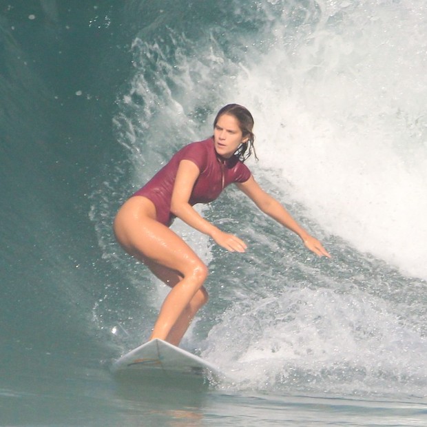 Isabella Santoni se aventura nas ondas em dia de surfe com namorado (Foto: Fabricio Pioyani/AgNews)