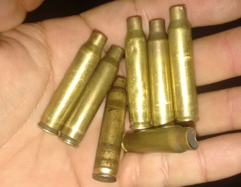 Cápsulas de munições foram encontradas pelos policiais após ação dos criminosos. (Foto: Divulgação / PM)