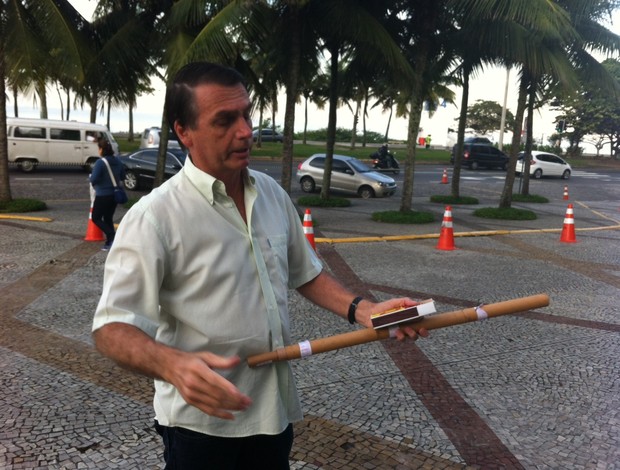 Deputado Jair Bolsonaro leva rojão a hotel da Itália no Rio (Foto: Vicente Seda)