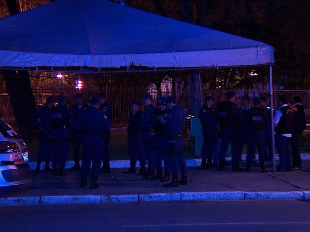 Policiais se posicionaram em frente ao imóvel ainda durante a madrugada (Foto: Reprodução/TV Sergipe)