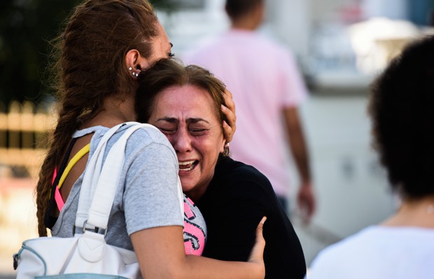 Mulher é consolada após saber de morte de parente no atentado de Istambul (Foto: Bulent Kilic/AFP)