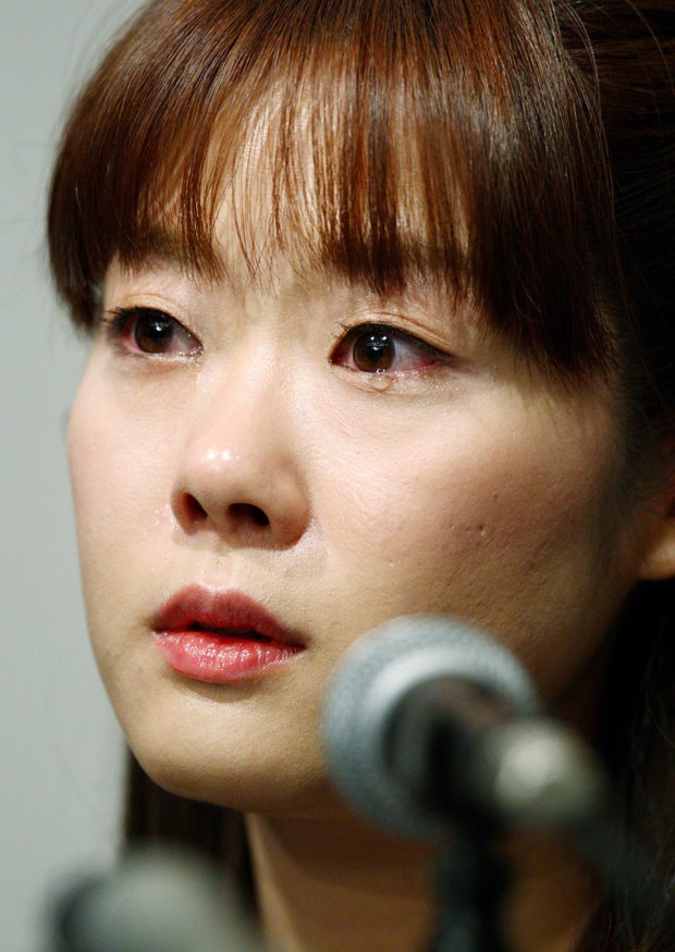  Com lágrimas nos olhos, Haruko Obokata fala à imprensa japonesa nesta quarta-feira (9)  (Foto: AFP Photo/Jiji Press)