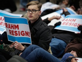 Manifestante pede a renúncia do prefeito de Chicago, Rahm Emanuel, durante protesto na quinta (24) (Foto: Joshua Lott/Getty Images/AFP)