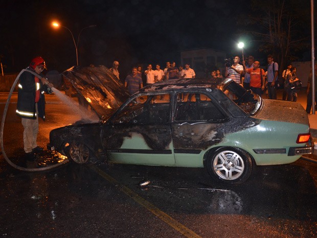 o veículo já estava em chamas até a chegada da viatura, chegou ao estacionar o incêndio  Um carro pegou fogo na noite da terça-feira (16) no Campus da Universidade Federal da Paraíba, em João Pessoa. (Foto: Walter Paparazzo/G1)