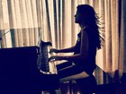 Filha de Glória Pires posta foto tocando piano com look roqueira