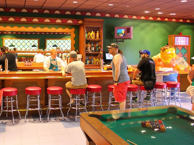 Bar do Moe na nova área temática dos Simpsons no parque Universal Studios Florida (Foto: Ricky Brigante - Inside the Magic - Creative Commons)