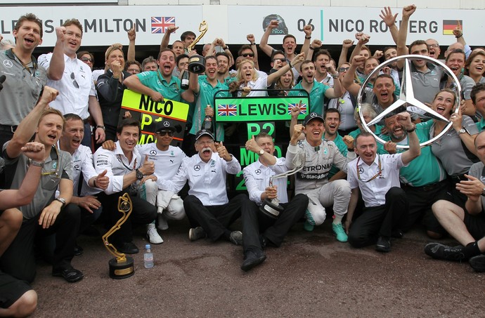 Lewis Hamilton exibe sorriso discreto enquanto equipe Mercedes comemora efusivamente vitória de Nico Rosberg em Mônaco (Foto: AFP)
